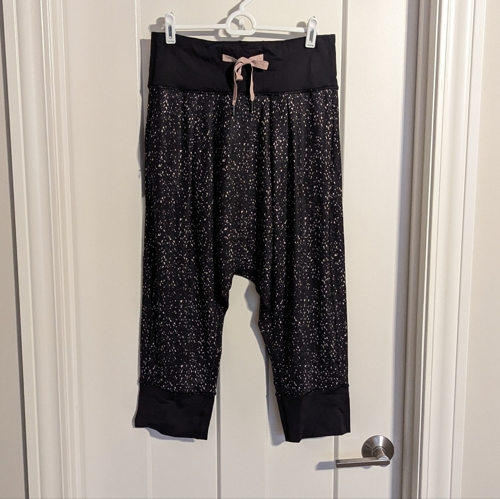 Lululemon Drop It Crop Pants - Butterfly Texture Mink Berry Black sz 8